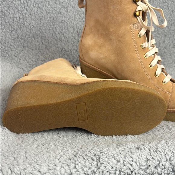 UGG Kiernan Tan Wedge Boots with Suede Texture Sz 10 NWOT Lace Up - Picture 9 of 10